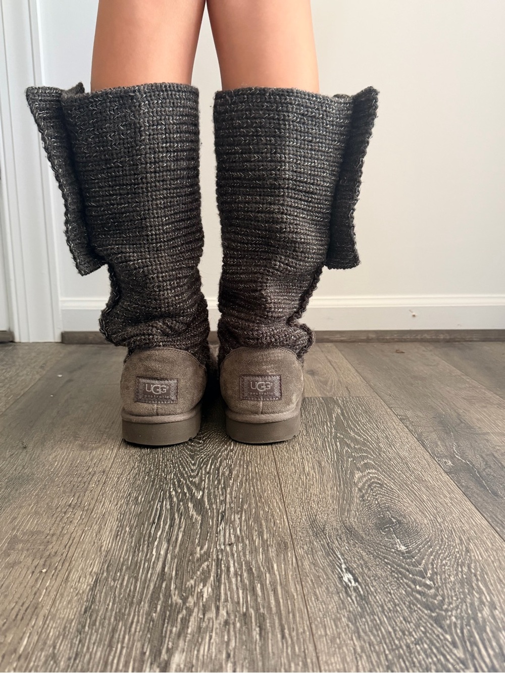 Ugg Classic Cardy Boot
Sweater Cozy Mid-Calf Knit Button Boots - Gray size 9 - Picture 5 of 7